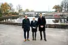 Verkehrssenator Anjes Tjarks (Grüne, v. l.), Stefan Klotz, Geschäftsführer des Landesbetriebs Straßen, Brücken und Gewässer (LSBG), und Björn Mardfeldt, LSBG-Geschäftsbereichsleiter konstruktive Ingenieurbauwerke, stehen an der umgestalteten Hohenfelder Bucht.