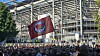 Die St.-Pauli-Fans haben (natürlich) eine Antifa-Flagge dabei.