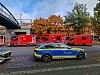 Einsatzfahrzeuge vor der Stadtteilschule Mümmelmannsberg.