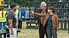 Mila (Almila Bagriacik) und Borowski (Axel Milberg, 2.v.r.) nehmen Michi Berger (Nikolaus Okonkwo) unter die Lupe in einer Szene des Films „Tatort: Borowski und das unschuldige Kind von Wacken“.