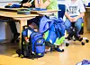 Zwei Schulranzen stehen in einem Klassenzimmer.