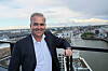 Fabian von Köppen, Geschäftsführer von Garbe-Immobilien in der HafenCity. Hinter ihm die Baustelle des „Roots“.
