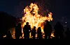 Menschen vor einem Osterfeuer