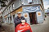 Inhaber steht vor Restaurant Erika's Eck