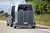 Ein Kleinbus mit Pferdeanhänger fährt auf der Autobahn. (Symbolbild)