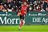 Jonathan Tah läuft über den Fußballplatz.