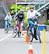 Senioren bei einem Sicherheitstraining mit elektrisierten Fahrrädern.