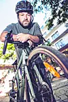 MOPO-Lokalchef Julian König fährt täglich mit dem Rad durch Hamburg. Den E-Bike-Boom sieht er kritisch.