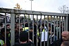 Rund 200 Menschen haben sich zu einer Demonstration vor der Flüchtlingsunterkunft versammelt.