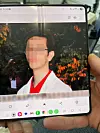 Sein Vater zeigt ein Bild von Shahriar J. alias „White Tiger“ – dem jungen Mann, der aus seinem Jugendzimmer heraus einen Mord begangen und Jugendliche psychisch gequält haben soll.