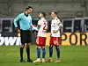 Schiedsrichter Deniz Aytekin zeigte Tim Leibold in der Nachspielzeit die Rote Karte - auch zum Ärger von Sonny Kittel (r.)