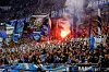 Auf der Nordtribüne brennt Pyrotechnik, die HSV-Fans kritisieren mit einem Banner die Ticket-Preise