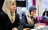 Die Mutter (r) des Opfers sitzt mit ihrer Anwältin Tugba Sezer beim Mordprozess nach der Tötung einer jungen Frau weinend im Gerichtssaal.
