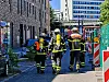 Feuerwehrleute auf dem Weg zu dem Lieferdienst an der Straße Holsteinischer Kamp in Hamburg-Barmbek.