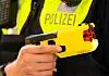 Neue Wadden für Streifenbeamte - Polizei im Norden testet Taser