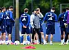 Steffen Baumgart spricht im HSV-Training zu seinen Spielern