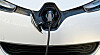 Ein Elektroauto vom Typ Renault Zoe wird an einer Ladesäule aufgeladen.