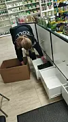 Eine Zoll-Beamtin kontrolliert eine Schublade.