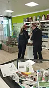 Zoll-Beamte kontrollieren den Hanf-Laden in Schenfeld bei Hamburg.