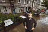 Mann steht auf einer Restaurantterrasse, Hände in die Hüften gestützt