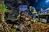 Der Wagen ist nach dem Unfall auf der Landstraße komplett zerstört.