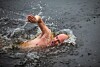 Der ehemalige Kampfschwimmer Brandt dreht eine schnelle Runde in der Alster.