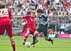 Heung-Min Son behauptet den Ball gegen Thomas Müller beim Spiel des HSV in München 2011.