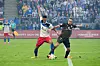Robert Glatzel im Zweikampf mit Jackson Irvine