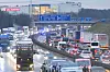 Nach zwei Unfällen staut sich der Verkehr auf der A7 zwischen Kaltenkirchen und Bad Bramstedt in beiden Richtungen.