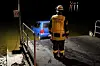 Ein Feuerwehrmann vor dem in die Elbe gelenkten Polo.