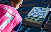 Ein Fan des Hamburger SV steht in der Nähe des Stadions vor einer Bar mit dem Namen 'unabsteigbar'
