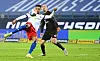 HSV-Knipser Robert Glatzel gegen St. Paulis Jackson Irvine