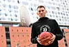 Towers-Profi Ivey posiert mit einem Basketball vor der Elbphilharmonie