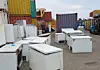 FCKW-haltige Kühlgeräte stehen auf einem Container-Umschlagplatz.
