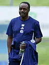 Ben Manga in Schalker Trainingsklamotten.