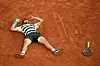 Carlos Alcaraz liegt nach dem verwandelten Matchball im Sand