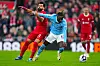 Liverpools Mo Salah (l.) und Jeremy Doku von Manchester City zählen zu den Topstars der Premier League.