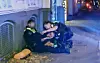Polizistin kniet neben ihrem Kollegen