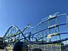 Die blaue Achterbahn „Alpinabahn“ auf dem Hamburger Dom.