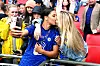 Chelseas Sam Kerr küsst ihre Freundin Kristie Mewis und macht ein Selfie