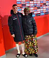 Granit Xhaka mit der Großmutter von Victor Boniface im Kabinentrakt der BayArena