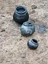 Bei Ausgrabungen sind mehrere kugelförmige Töpfe aus dem Mittelalter gefunden worden (undatierte Aufnahme). Die Gefäße stammen aus dem 12. bis 13. Jahrhundert, teilte die Ostfriesische Landschaft in Aurich mit.