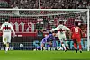 Nikola Vasilj hält in Stuttgart einen Strafstoß.