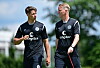 Loic Favé erklärt Timo Schultz etwas auf dem Trainingsplatz des FC St. Pauli.
