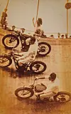 Käthe Müller fuhr mit ihrem Motorrad auf der Steilwand.