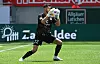 St. Paulis Nikola Vasilj hält den Ball fest