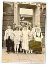 Da war sie die jüngste Konditormeisterin Hamburgs: Karen mit Team vor ihrem ersten Laden in Eppendorf.