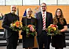 Thadäus König, Landtagspräsident, Steffen Quasebarth, Vizepräsident, Cornelia Urban, Vizepräsidentin und Lena Saniye Güngör, Vizepräsidentin, stehen im Plenarsaal während der konstituierenden Sitzung des Thüringer Landtags