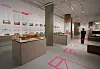 Eine Journalistin geht durch die Ausstellung „Who's next“