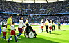 HSV-Spieler laufen ins Volksparkstadion ein.